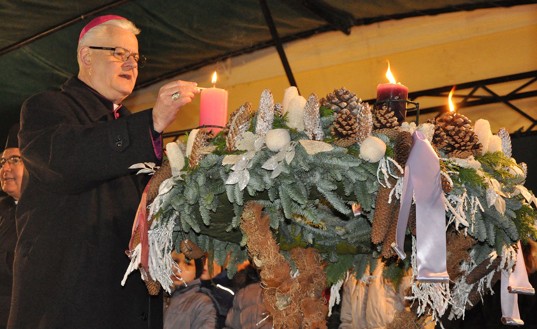 A harmadik, az öröm gyertyájának fénye is kigyúlt a Püspökség Adventi Udvarán
